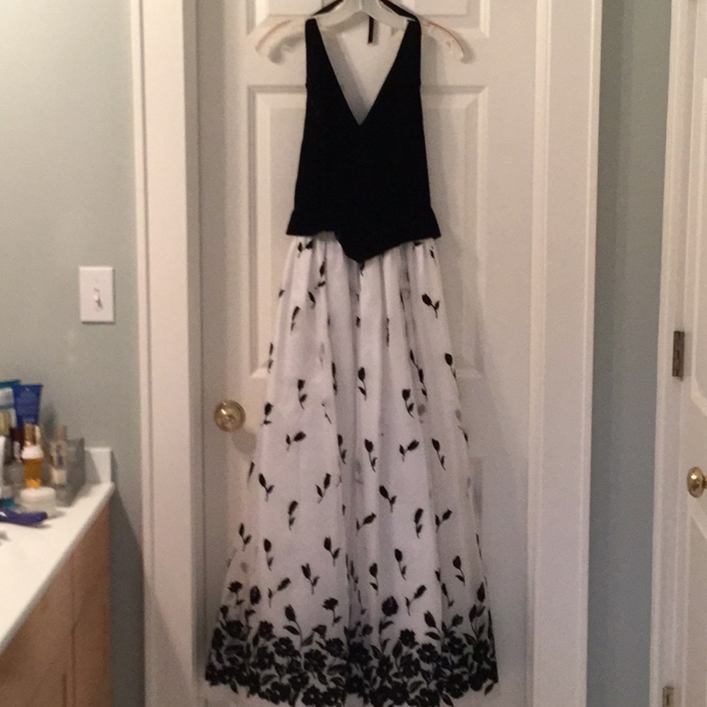 Scott McClintock elegant evening dress. Velvet top